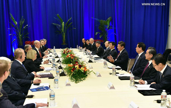 Chinese President Xi Jinping (4th R) meets with Washington Governor Jay Inslee, Seattle Mayor Ed Murray, Senator Patty Murray, Congressman Rick Larsen, former Ambassador to China Gary Faye Locke and others in Seattle, the United States, Sept. 22, 2015. Xi arrived in this east Pacific coast city on Tuesday morning for his first state visit to the U.S. [Photo/Xinhua]