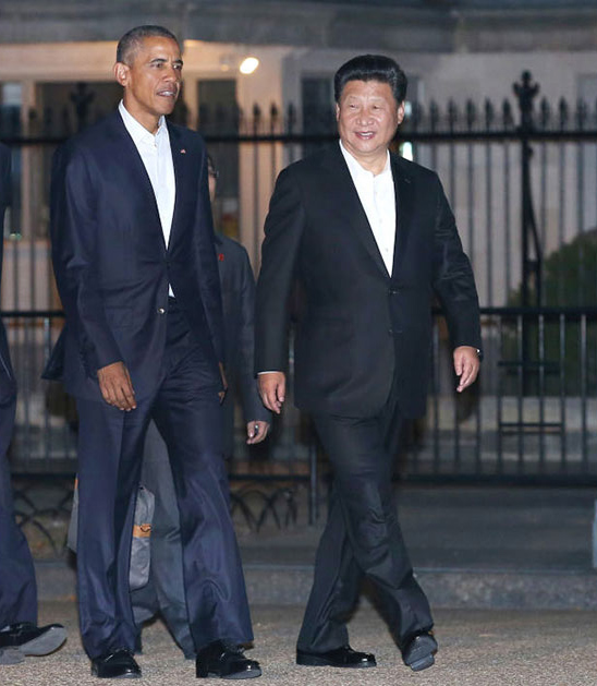 US President Barack Obama (L) chats with Chinese President Xi Jinping as they walk from the West Wing of the White House to a private dinner across the street at Blair House, in Washington, September 24, 2015. [Photo/China Daily]