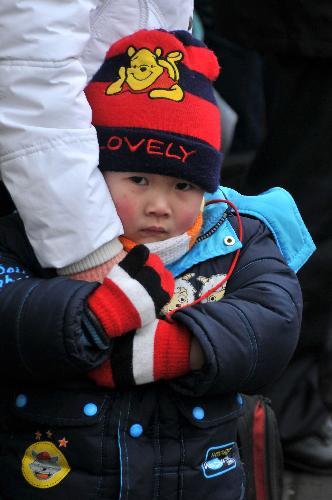 A stranded passenger wait at a long-distance bus station in Taiyuan, north China's Shanxi Province, on Feb. 10, 2010.[Xinhua]