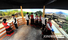 Photo shows people watching a miniature of the ancient Tea-Horse Road. [Xinhua Photo]