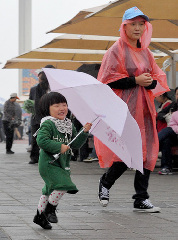 Mothers and children visit the Expo on Mother's Day