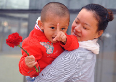 Mothers and children visit the Expo on Mother's Day