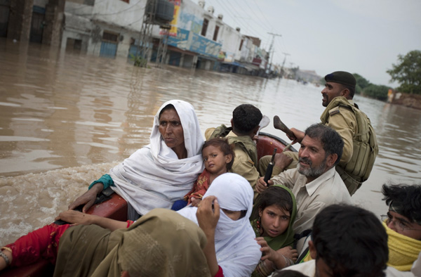 Army soldiers use a boat to evacuate a family through a main road in Nowshera, located in Pakistan&apos;s northwest Khyber-Pakhtunkhwa Province July 31, 2010. Heavy monsoon rains have triggered the worst floods in decades in Pakistan&apos;s northwest, killing more than 400 people and forcing thousands from their homes as authorities struggle to reach stranded villagers.[Xinhua]