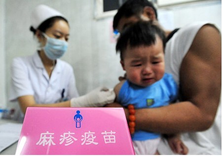 A child is vaccinated against measles in Qingdao Haici Hospital on September 11, 2010. China began a large-scale measles vaccination program for an estimated 100 million children Saturday. [CFP]