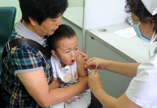 A child receives a measles vaccine from a doctor at a hospital in Qingdao, East China's Shandong province on Sept 11, 2010. [Photo/Xinhua] 