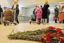 Mourners place flowers on Tuesday in Moscow&apos;s Domodedovo airport where 35 people were killed in a suicide bombing on Jan 24, 2011. [Photo/Xinhua]