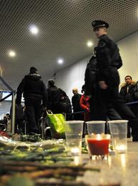 Mourners place flowers on Tuesday in Moscow&apos;s Domodedovo airport where 35 people were killed in a suicide bombing on Jan 24, 2011. [Photo/Xinhua]