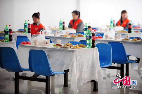 Prisoners waitting for their family to have dinner on Jan. 25, at Haidian detention house in Beijing.[Photo/CFP]