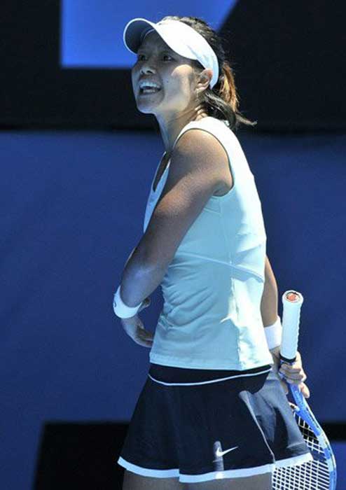 Li Na of China plays a shot to Andrea Petkovic of Germany during the women&apos;s quarter-final match at the Australian Open tennis tournament in Melbourne Jan 25, 2011. [Photo/Xinhua]