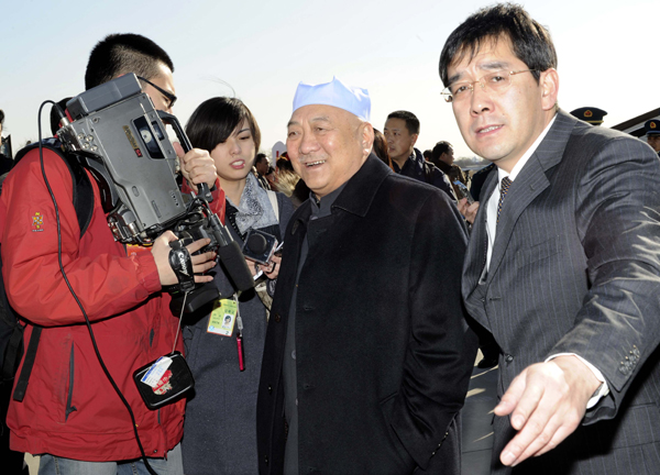 Members of the 11th National Committee of the Chinese People's Political Consultative Conference (CPPCC) from Ningxia Hui Autonomous Region arrived in Beijing on Monday for the upcoming CPPCC session. The CPPCC session will open on March 3 at the Great Hall of the People. [Xinhua photo]