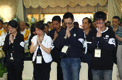 Relatives of mainland victims killed in a train crash in Chiayi county, Taiwan, attend a memorial ceremony in Chiayi on Tuesday, seven days after the accident in accordance with tradition. Five people were killed and 107 injured after a falling tree derailed the train, carrying mostly mainland tourists, on April 27, 2011.