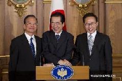 Chinese Premier Wen Jiabao (L), Japanese Prime Minister Naoto Kan (C) and South Korean President Lee Myung-bak (R) attend a press conference for the trilateral summit of China, Japan and South Korea in Tokyo, Japan, May 22, 2011. [Huang Jingwen/Xinhua] 