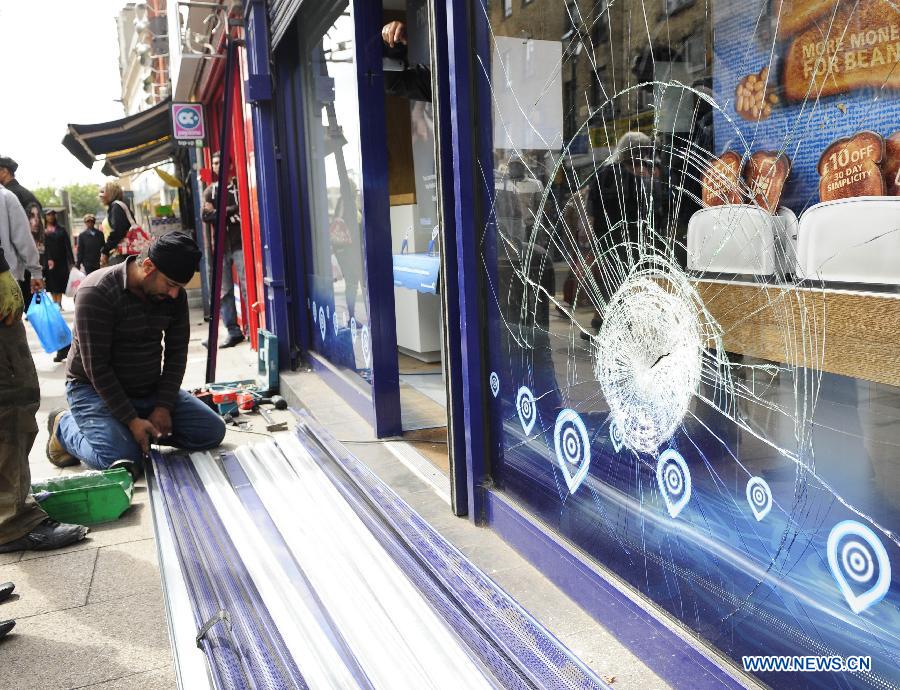 UK-LONDON-RIOTS-CLEANING