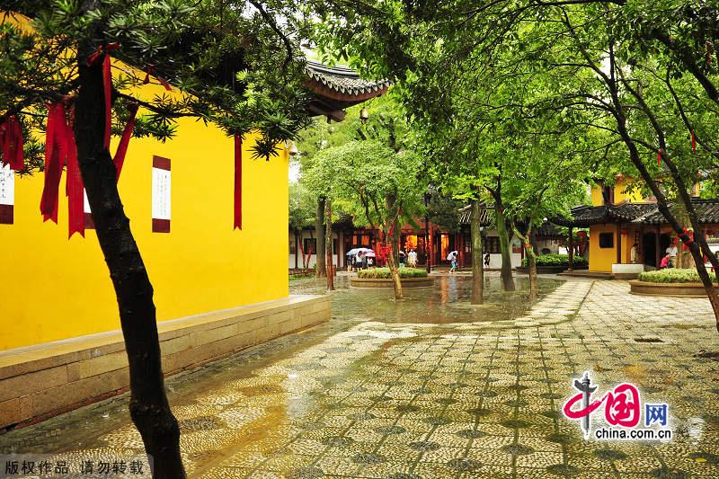 The Buddhist Hanshan Temple in Suzhou is not only a charming historic temple, but a place of deep cultural resonance for people not only in China, but throughout Asia and especially in Japan. As a result, if you want to experience the beautiful scenery shown in the famous poem composed by Zhang Ji, you should visit Hanshan Temple during winter time. [China.org.cn]