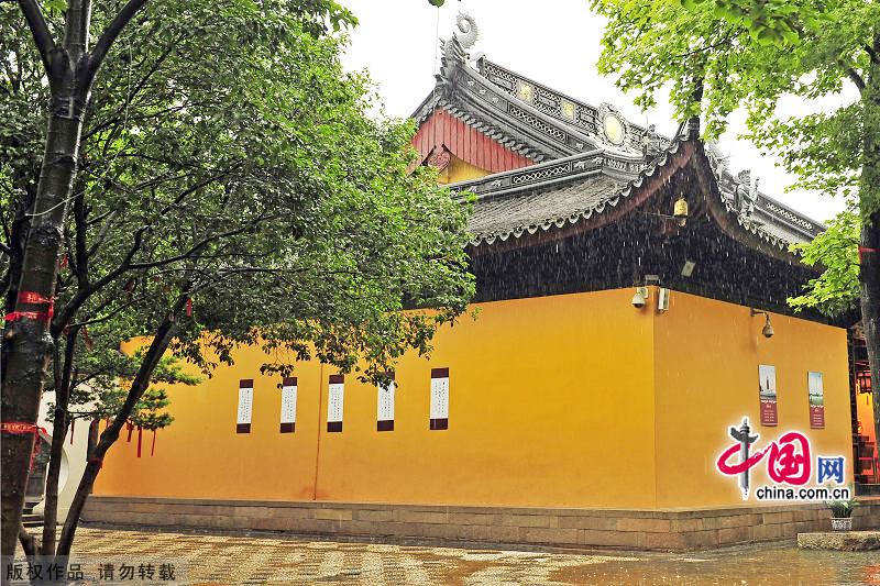 The Buddhist Hanshan Temple in Suzhou is not only a charming historic temple, but a place of deep cultural resonance for people not only in China, but throughout Asia and especially in Japan. As a result, if you want to experience the beautiful scenery shown in the famous poem composed by Zhang Ji, you should visit Hanshan Temple during winter time. [China.org.cn]