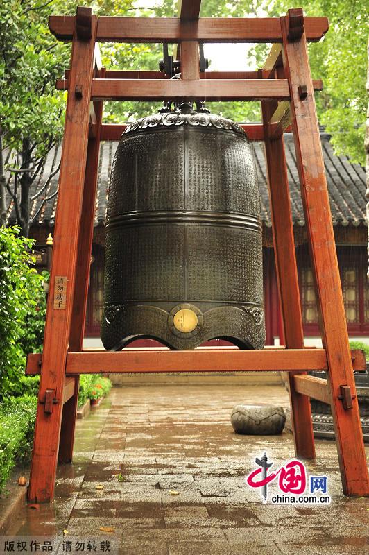 The Buddhist Hanshan Temple in Suzhou is not only a charming historic temple, but a place of deep cultural resonance for people not only in China, but throughout Asia and especially in Japan. As a result, if you want to experience the beautiful scenery shown in the famous poem composed by Zhang Ji, you should visit Hanshan Temple during winter time. [China.org.cn]