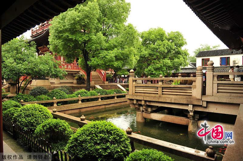 The Buddhist Hanshan Temple in Suzhou is not only a charming historic temple, but a place of deep cultural resonance for people not only in China, but throughout Asia and especially in Japan. As a result, if you want to experience the beautiful scenery shown in the famous poem composed by Zhang Ji, you should visit Hanshan Temple during winter time. [China.org.cn]