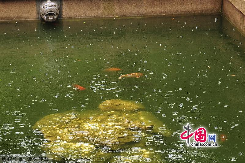 The Buddhist Hanshan Temple in Suzhou is not only a charming historic temple, but a place of deep cultural resonance for people not only in China, but throughout Asia and especially in Japan. As a result, if you want to experience the beautiful scenery shown in the famous poem composed by Zhang Ji, you should visit Hanshan Temple during winter time. [China.org.cn]