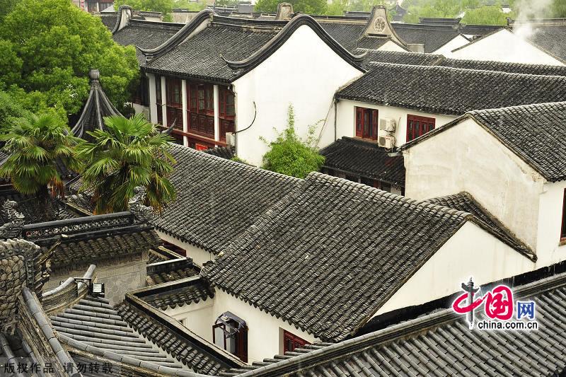 The Buddhist Hanshan Temple in Suzhou is not only a charming historic temple, but a place of deep cultural resonance for people not only in China, but throughout Asia and especially in Japan. As a result, if you want to experience the beautiful scenery shown in the famous poem composed by Zhang Ji, you should visit Hanshan Temple during winter time. [China.org.cn]