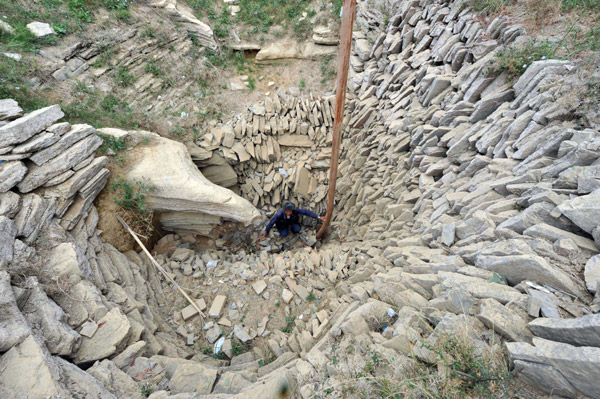 A farmer checks the bottom of a dried well in Leizhuang village in Guizhou province on Saturday. Severe drought has dried up 479 reservoirs and 349 rivers in the province, leaving more than 5.47 million people short of drinking water. [China Daily] 