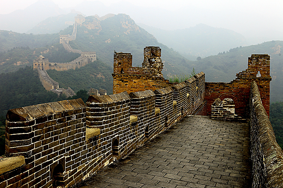 Jinshanling, located in the mountainous area in Luanping County, 125 km northeast of Beijing, is a section of the Great Wall.