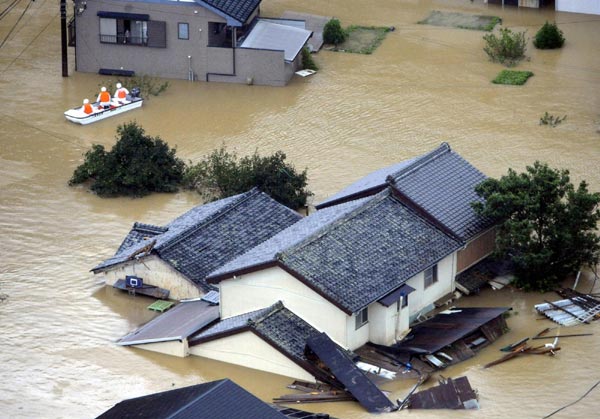 An aerial view shows houses submerged in flood water caused by the strong tropical storm Talas in Kiho town, Mie prefecture, in western Japan September 4, 2011. [Agencies] 