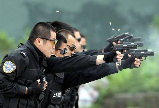 Special policemen practice shooting during an anti-terror drill in Shanghai, Sept 14, 2011. [Photo/Xinhua]