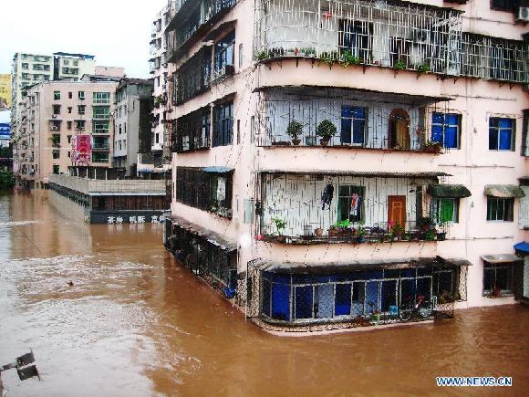 Buildings are inundated in floodwaters in Quxian County, southwest China's Sichuan Province, Sept. 19, 2011. [Xinhua] 