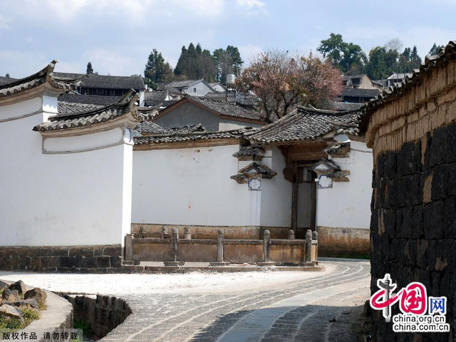 Tengchong in Baoshan, Yunnan, is located on the border with Myanmar. It was once a communications hub of the Silk Road. As a cultural and historical city, it is now a trading post for emerald.