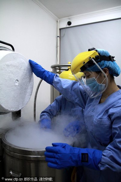 Doctors work at the first sperm bank in China's northeast region in Shenyang, Liaoning province on Oct 12, 2011. [Photo/CFP]