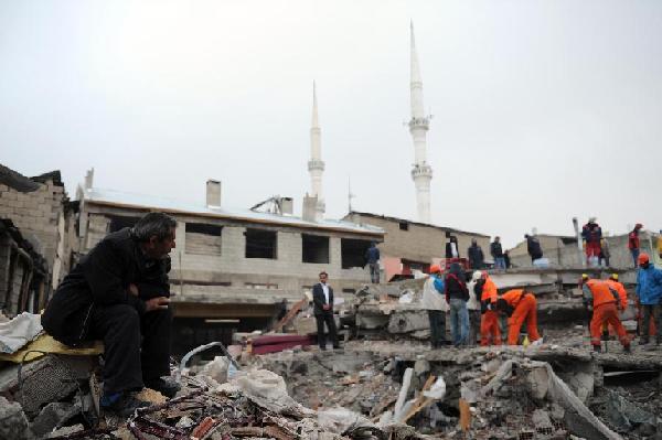 Turkish rescuers work in the rain in search for earthquake survivors in Van province of Turkey on Oct. 25, 2011. The death toll from the powerful earthquake in southeast Turkey has risen to 459. [Ma Yan/Xinhua] 