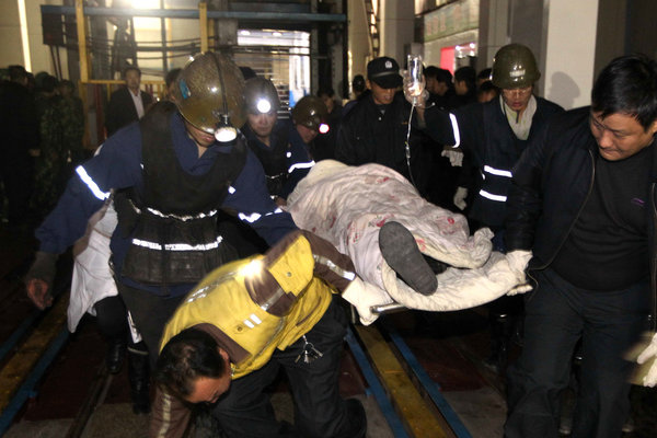 A trapped miner is rescued on Friday a day after a rock burst in Qianqiu Coal Mine, Hunan Province. The accident stranded 75 miners in the shaft and killed at least eight out of them. [CFP] 