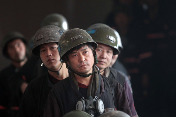 The rescuers are ready to save the trapped miners on Friday, in Qianqiu Coal Mine, Henan Province. A rock burst on November 3 stranded 75 miners in the shaft and killed at least eight of them. [CFP]