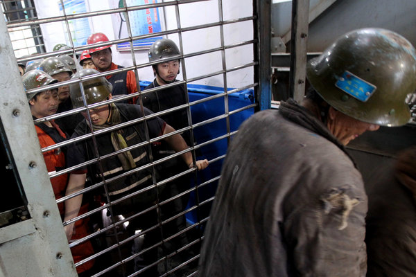 The rescuers are ready to save the trapped miners on Friday, in Qianqiu Coal Mine, Henan Province. A rock burst on November 3 stranded 75 miners in the shaft and killed at least eight of them. [CFP]