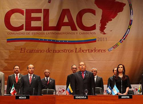 Venezuela's President Hugo Chavez (C) surrounded by Argentina's President Cristina Kirchner (R) and Mexico's President Felipe Calderon (L) during the opening ceremony of the Community of Latin American and Caribbean States (CELAC) summit on December 2, 2011 in Caracas. Thirty-three Latin America and Caribbean heads of state meet during two days to create the CELAC which aspires to become a new regional body excluding the United States and Canada, under the leadership of Venezuelan Hugo Chavez.  [Xinhua/AFP]