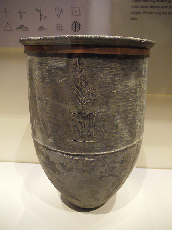 Pottery Zun (vessel) with Engraved Symbol, Dawenkou Culture (c. 4200-2500 BC), unearthed at Lingyanghe, Juxian, Shandong Province, 1979. It is exhibited in the section of Life and Production in Neolithic China, an exhibition of Ancient China in the National Museum of China.[Photo by Xu Lin / China.org.cn]