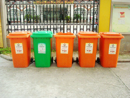 Beijing government encourages people to sort their refuse and pave the way for more efficient garbage treatment. [longhoo.net]