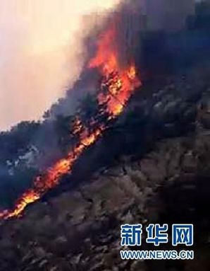 A forest fire raged on a mountain in Chengde city, Hebei province, northeast of Beijing on Tuesday. [Xinhua]