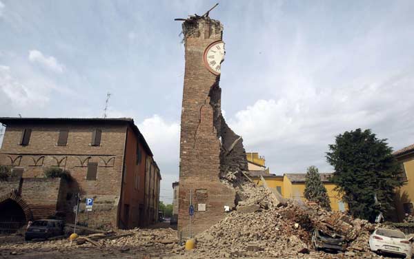 The old tower is seen collapsed after an earthquake in Finale Emilia May 20, 2012. [Photo/Agencies]