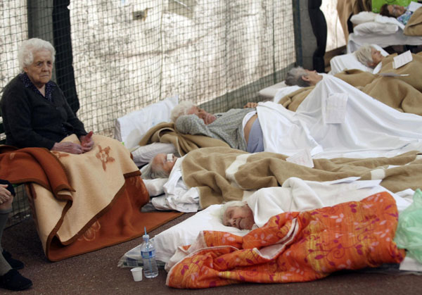 People from a hospital for the elderly receive first aid after an earthquake in Finale Emilia May 20, 2012. [Photo/Agencies] 