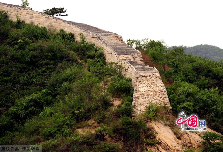 The Huanghuacheng Lakeside Great Wall Reserve, which is located in Huairou District of Beijing City, has the grandeur of the Great Wall as well as the stillness of Haoming Lake.This part of the Great Wall was the North Gate of ancient Beijing in the Ming Dynasty. Being divided by the lake, it became the only 'Great Wall in Water' in Beijing.The Huanghuacheng Lakeside Great Wall has been developed into a National 3A Scenery Site. [China.org.cn]