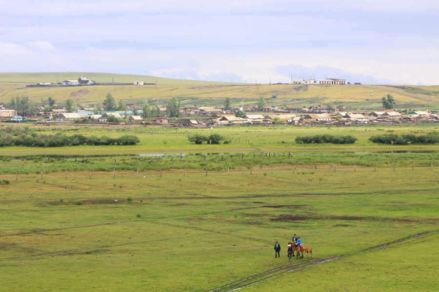 The Argun river running along the China and Russian border in northeastern China's Heilongjiang province has nurtured numerous wetlands in the region. Rich in wild animal and plant life, the wetlands serve as a conditioner of the local natural ecosystem.[