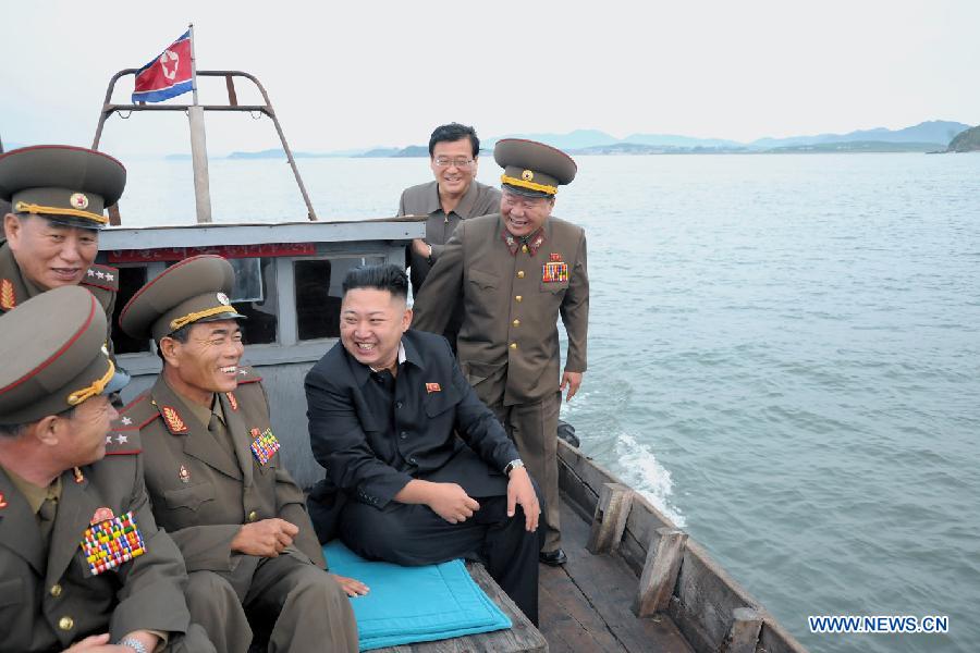 Kim Jong Un (C), top leader of the Democratic People&apos;s Republic of Korea (DPRK), inspects the unit of the Korean People&apos;s Army (KPA) on the DRPK&apos;s border Mu Islet on the southwest front in this photo released by DPRK&apos;s official news agency KCNA on Aug. 19, 2012. Kim Jong Un inspected a front-line artillery unit days before Seoul and Washington are to launch their annual joint exercises, state media reported on Saturday. [Xinhua/KCNA]