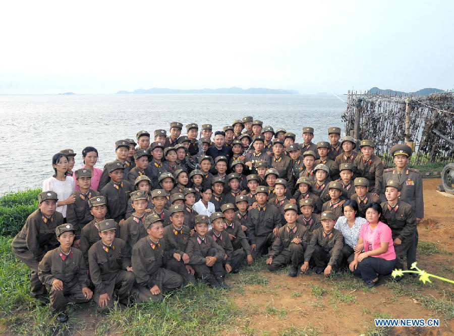 Kim Jong Un, top leader of the Democratic People&apos;s Republic of Korea (DPRK), inspects the unit of the Korean People&apos;s Army (KPA) on the DRPK&apos;s border Mu Islet on the southwest front in this photo released by DPRK&apos;s official news agency KCNA on Aug. 19, 2012. Kim Jong Un inspected a front-line artillery unit days before Seoul and Washington are to launch their annual joint exercises, state media reported on Saturday. [Xinhua/KCNA]