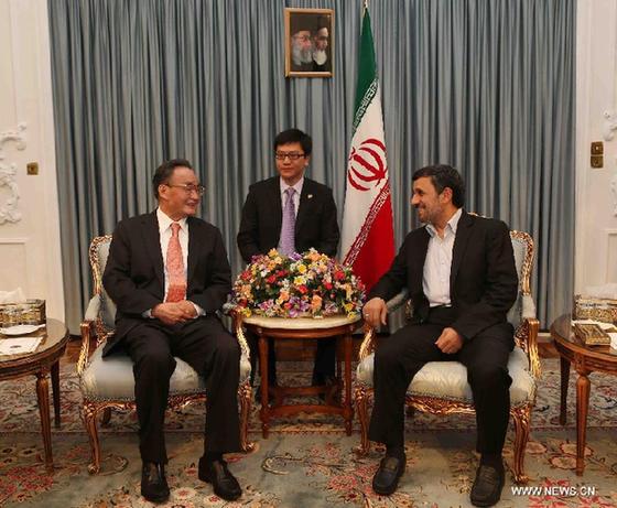 Wu Bangguo(L front), chairman of the Standing Committee of China's National People's Congress, meets with Iranian President Mahmoud Ahmadinejad(R front) in Tehran, Iran, Sept. 11, 2012. [Liu Weibing/Xinhua]