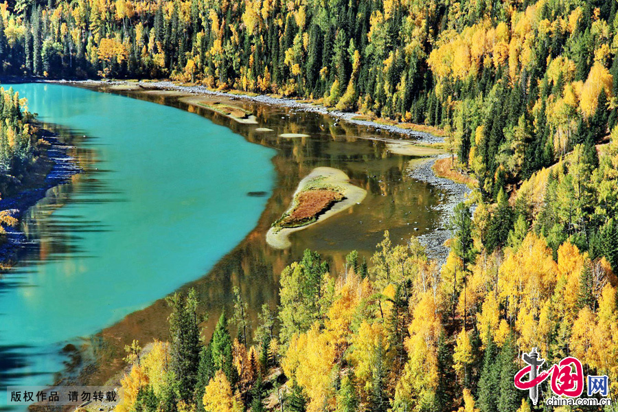 Located within the Kanas Lake scenic area in the north of Xinjiang, Hemu, one of the six most beautiful villages in China, is a rather primitive village. Here, visitors can enjoy the snow mountain, icy lake, grassland and primitive Tuwa minority village whom lived there thousand years. The beautiful scenery of Hemu Village in the early winter has attracted many tourists.[China.org.cn]