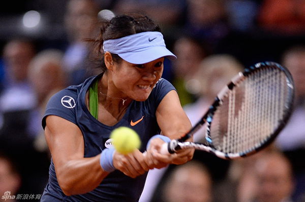  Li Na returns a ball to Mattek-Sands in the semifinal of Stuttgart Grand Prix.