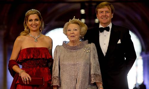 Queen Beatrix of the Netherlands (C) arrives on April 29, 2013 with her son Prince Willem-Alexander (R) and his wife Princess Maxima to attend a dinner at the National Museum (Rijksmuseum) in Amsterdam on the eve of her abdication. [Xinhua/'AFP] 