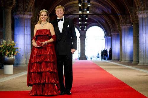 Prince Willem-Alexander of the Netherlands (R) and his wife Princess Maxima pose on April 29, 2013 as they arrive to attend a dinner hosted by Queen Beatrix of the Netherlands at the National Museum (Rijksmuseum) in Amsterdam on the eve of her abdication. [Xinhua/AFP]