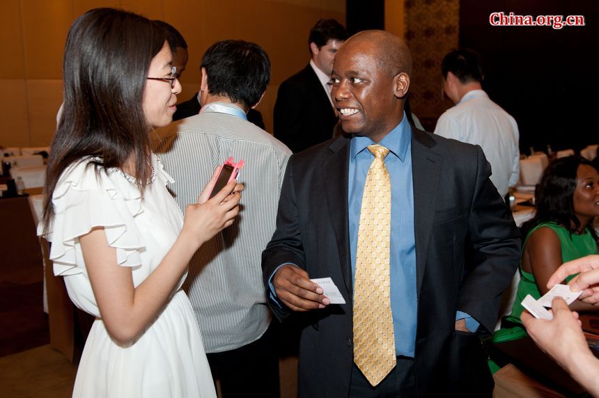 A Chinese attendant to the South African Day talks with South African Embassy&apos;s Counsellor in Corporate Services D.A. Morule. [Photo / China.org.cn]